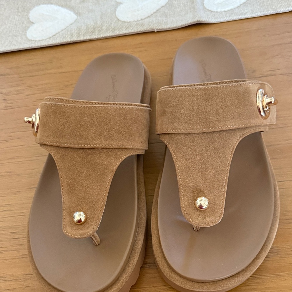 Universal Thread Tan Suede Thong Slide Sandals with Gold Accents